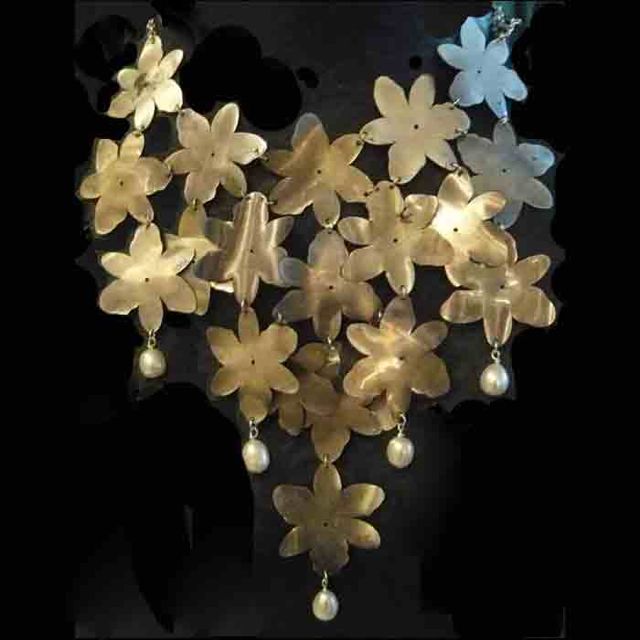 662 - Plastron Fleurs  Acétate et Perles de Rivière - € 45,00