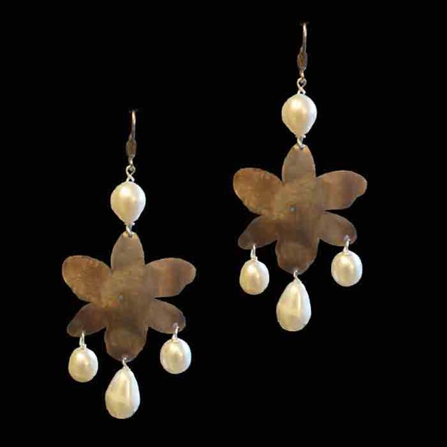 663 - BO Fleur d'acétate et Perles de Rivière - € 22,00