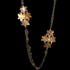 664 - Sautoir Chaines de Laiton doré, Fleurs Acétate et Perles de Rivière - € 49,00