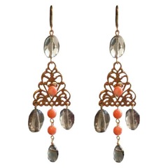 708 - BO Triangle Viconti Laiton doré, Quartz fumé et Coral - € 60,00