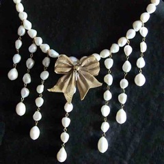 378 - Collier perles et petit noeud Tulle doré or fin 18 Krt - € 96,00