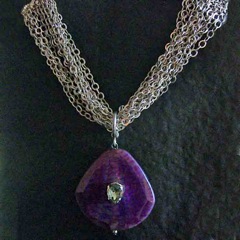 408 - Collier Chaine, Agate tientée Fushia et cristal Swarowski - €95,00