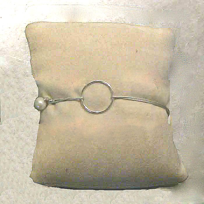 574 - Bracet Cercle laiton argenté sur fil - € 10,00
