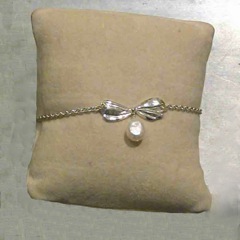 583 - Bracelet mini noeud laiton argenté, Perle de Rivière - € 15,00