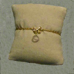 580 - Bracelet mini noeud laiton doré 18Krt, Quartz rose - € 17,00