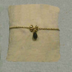 579 - Bracelet mini noeud laiton doré 18Krt, Goutte d'Onyx - € 17,00