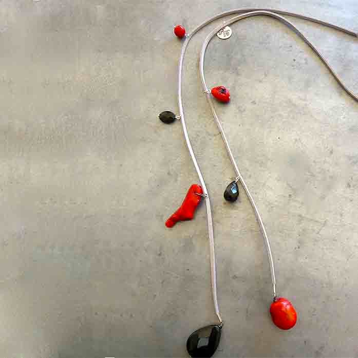 545 - Sautoir sur cordon gris avec onyx et corail bamboo - € 28,00