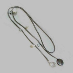 349 - Sautoir sur cordon gris avec breloques pierres et perles - € 28,00