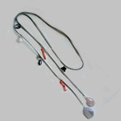 350 - Sautoir sur cordon gris avec pierres et perles € 28,00