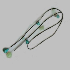 351 - Sautoir sur cordon gris avec pierres et perles € 28,00