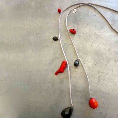 545 - Sautoir sur cordon gris avec onyx et corail bamboo - € 28,00