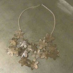 615 - Plastron Fleurs Acétate sur chaine laiton argentée = € 30,00